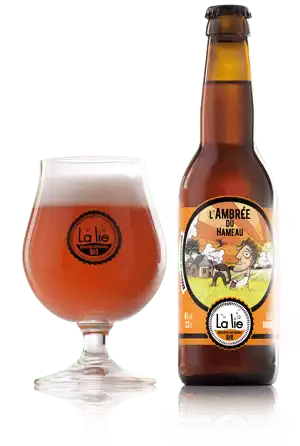 Présentation de la bière normande L'ambrée du Hameau et de sa couleur dans un verre de la Brasserie La Lie