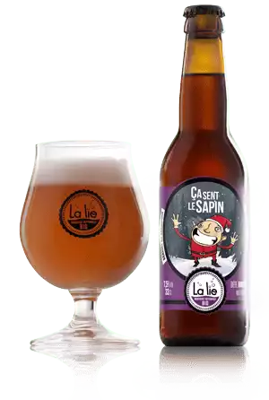 Présentation de la bière normande Ça sent le sapin et de sa couleur dans un verre de la Brasserie La Lie