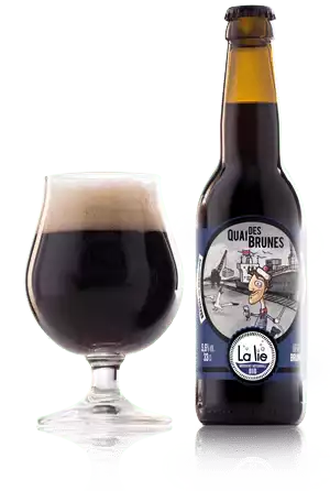 Présentation de la bière normande Quai des Brunes et de sa couleur dans un verre de la Brasserie La Lie