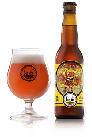 Présentation de la bière normande Bloody Ale et de sa couleur dans un verre de la Brasserie La Lie