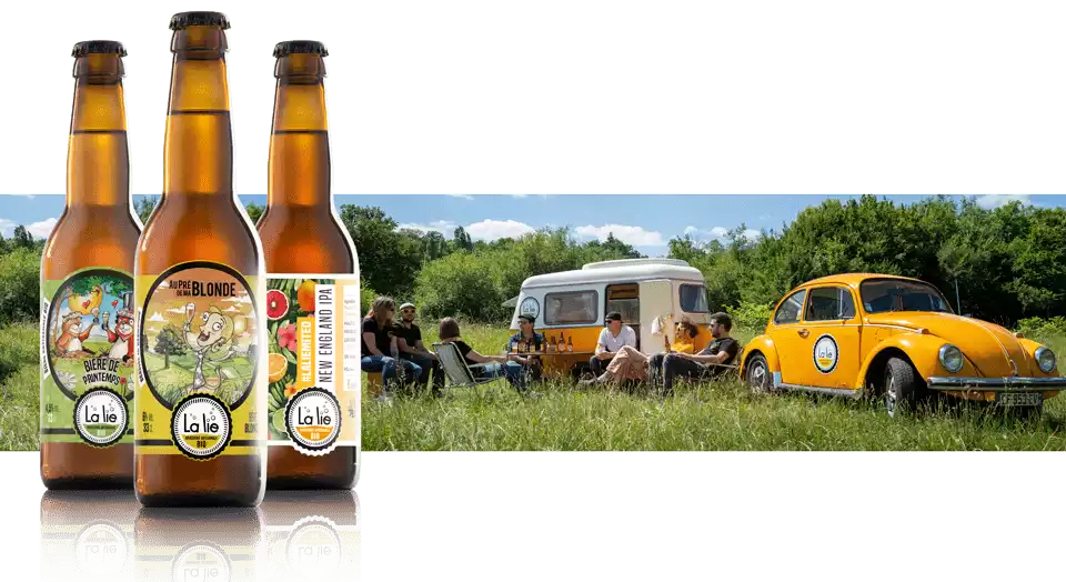 Bières normandes artisanales bio de la brasserie La Lie, mises en avant avec une Coccinelle vintage et une caravane dans un cadre champêtre convivial.